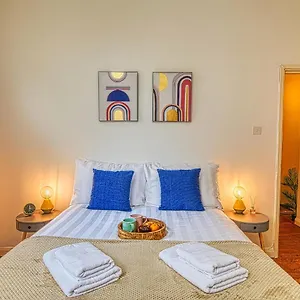 2 Bedroom In Centre With Garden & Free Parking Apartment